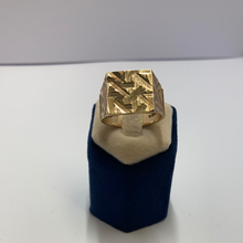 Load image into Gallery viewer, Secondhand 9ct Yellow Gold Abstract Pattern Square Signet Ring SHJ
